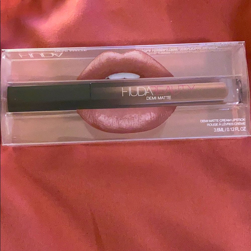 Demi Matte Cream Lipstick in Révoluntionnaire